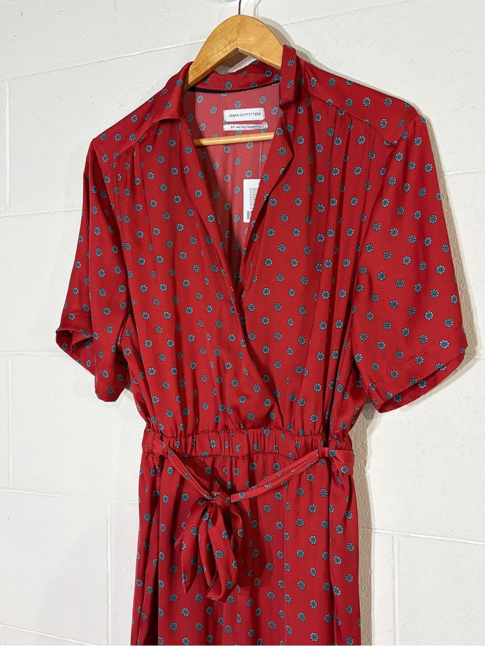 NWT Urban Outfitters S-P Red Floral V-Neck Jumpsuit Short Sleeve Tie Belt Boho - Picture 2 of 11